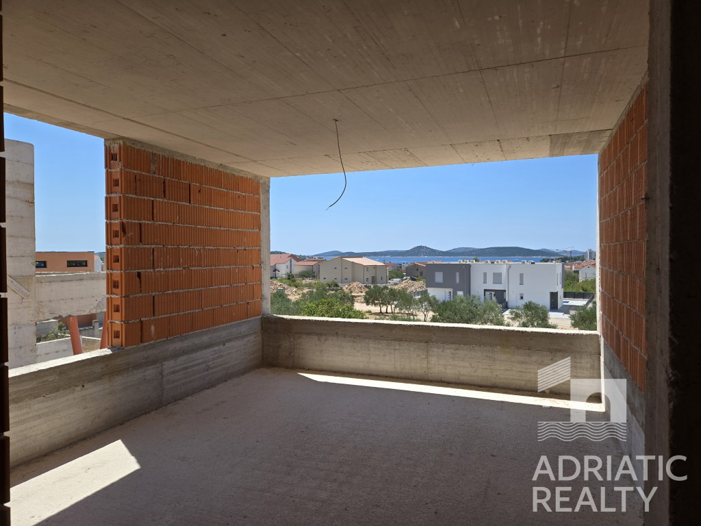 Vodice, sodobno dvonadstropno stanovanje z bazenom in vrtom