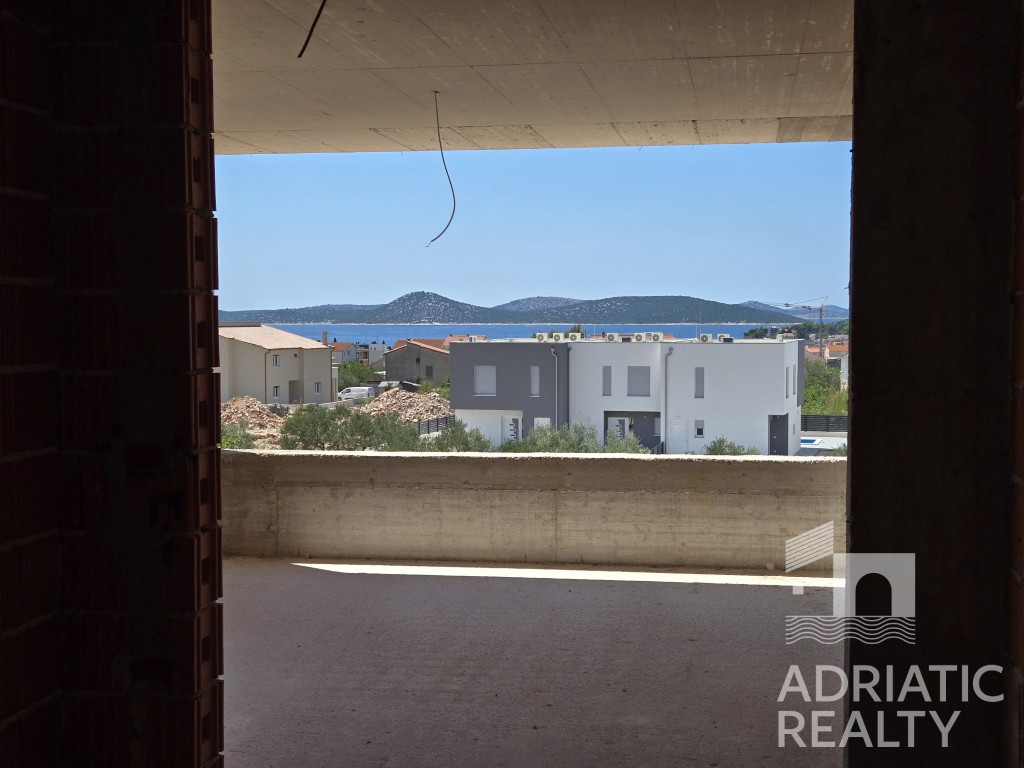 Vodice, sodobno dvonadstropno stanovanje z bazenom in vrtom