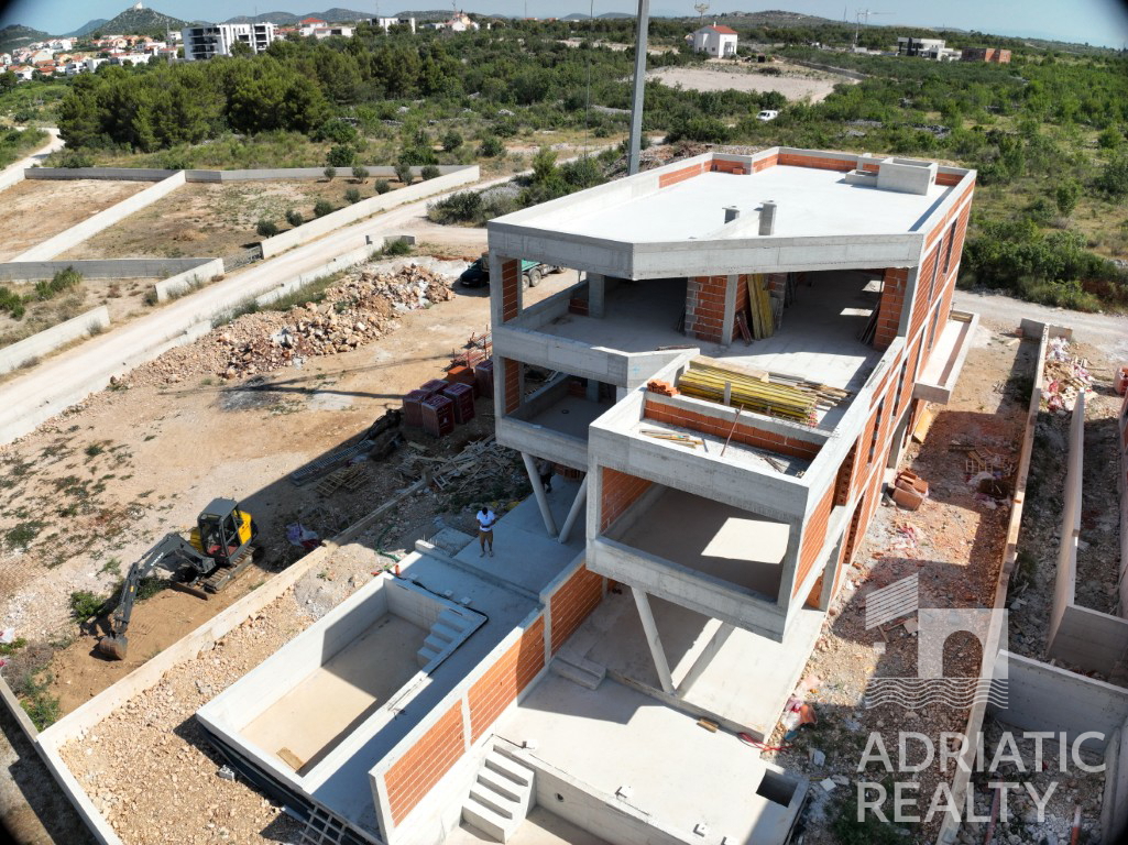 Vodice, sodobno dvonadstropno stanovanje z bazenom in vrtom