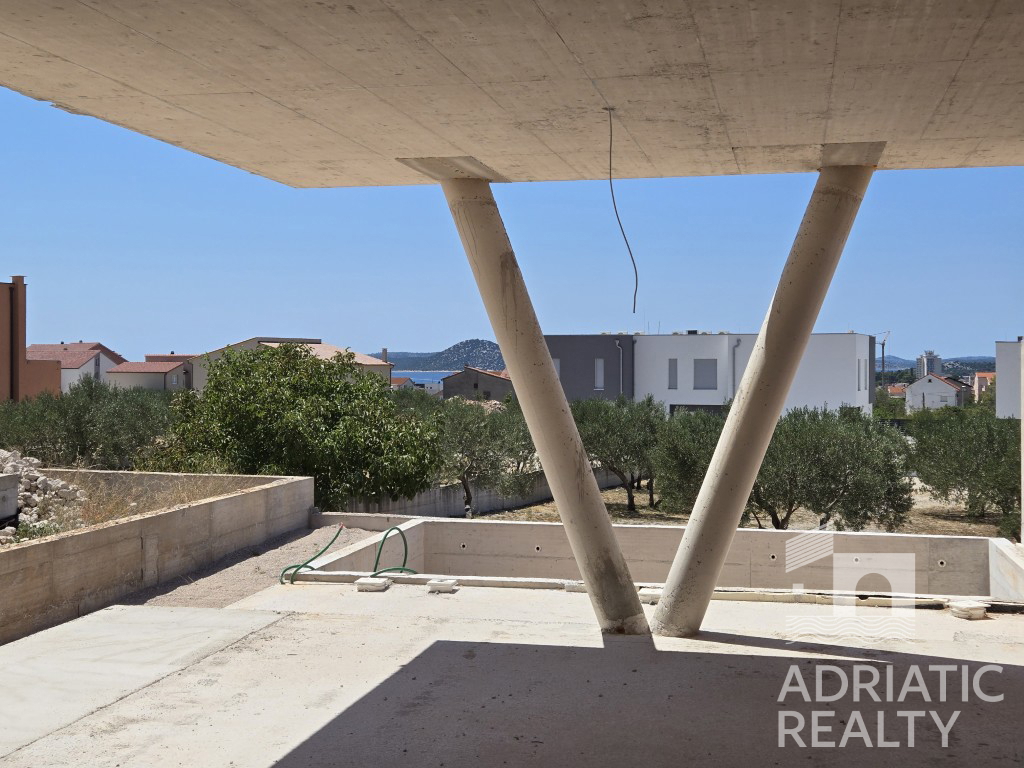 Vodice, sodobno dvonadstropno stanovanje z bazenom in vrtom