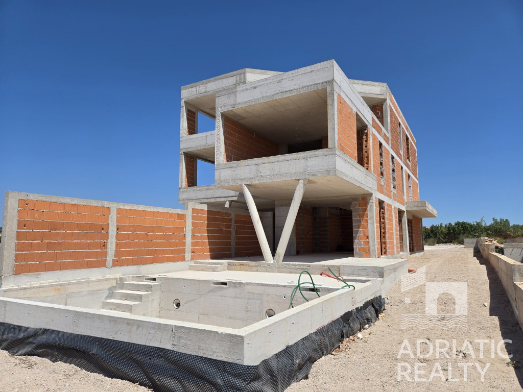 Vodice, sodobno dvonadstropno stanovanje z bazenom in vrtom