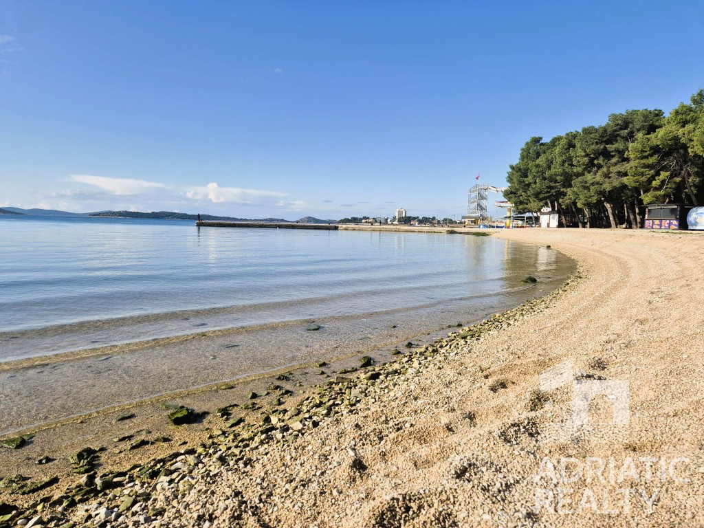 Vodice, dvosobno stanovanje z dvema terasama, 10 minut hoje do plaže