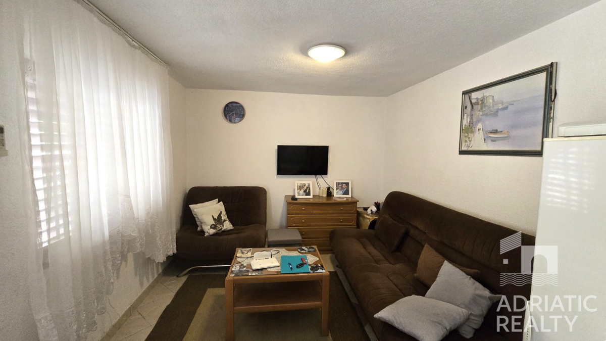 Vodice, dvosobno stanovanje z dvema terasama, 10 minut hoje do plaže