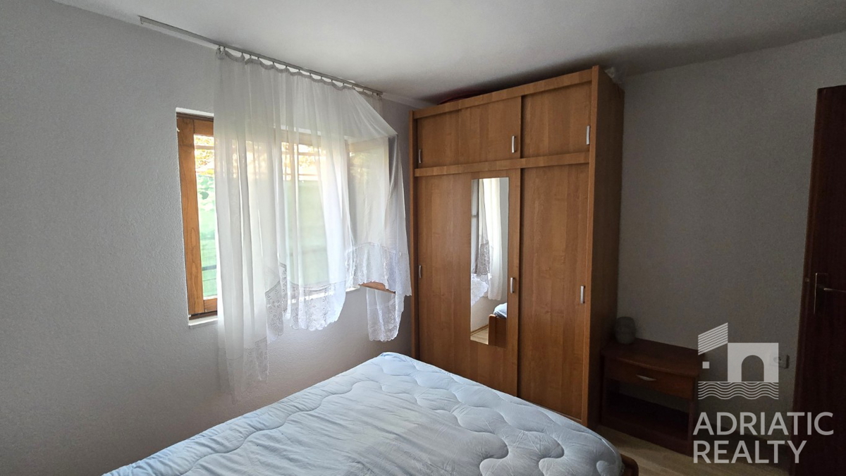 Vodice, dvosobno stanovanje z dvema terasama, 10 minut hoje do plaže