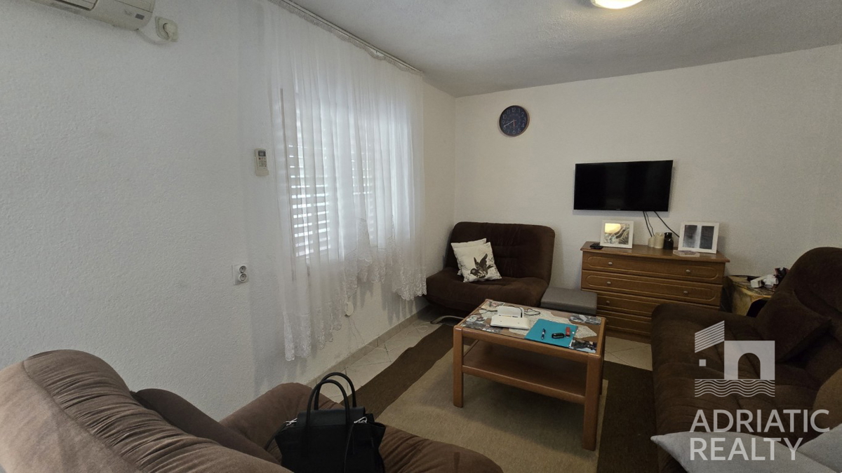 Vodice, dvosobno stanovanje z dvema terasama, 10 minut hoje do plaže