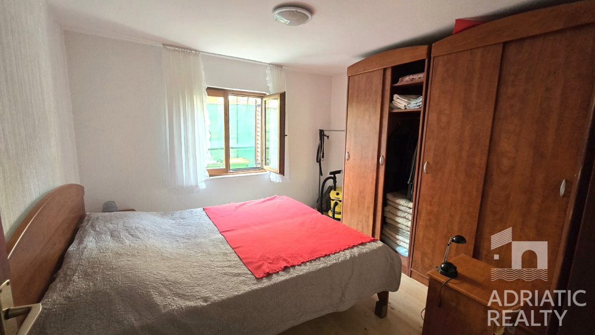 Vodice, dvosobno stanovanje z dvema terasama, 10 minut hoje do plaže