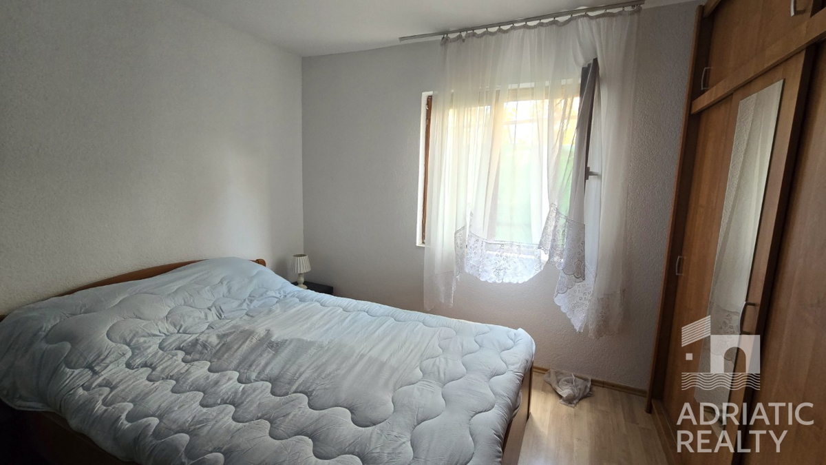 Vodice, dvosobno stanovanje z dvema terasama, 10 minut hoje do plaže