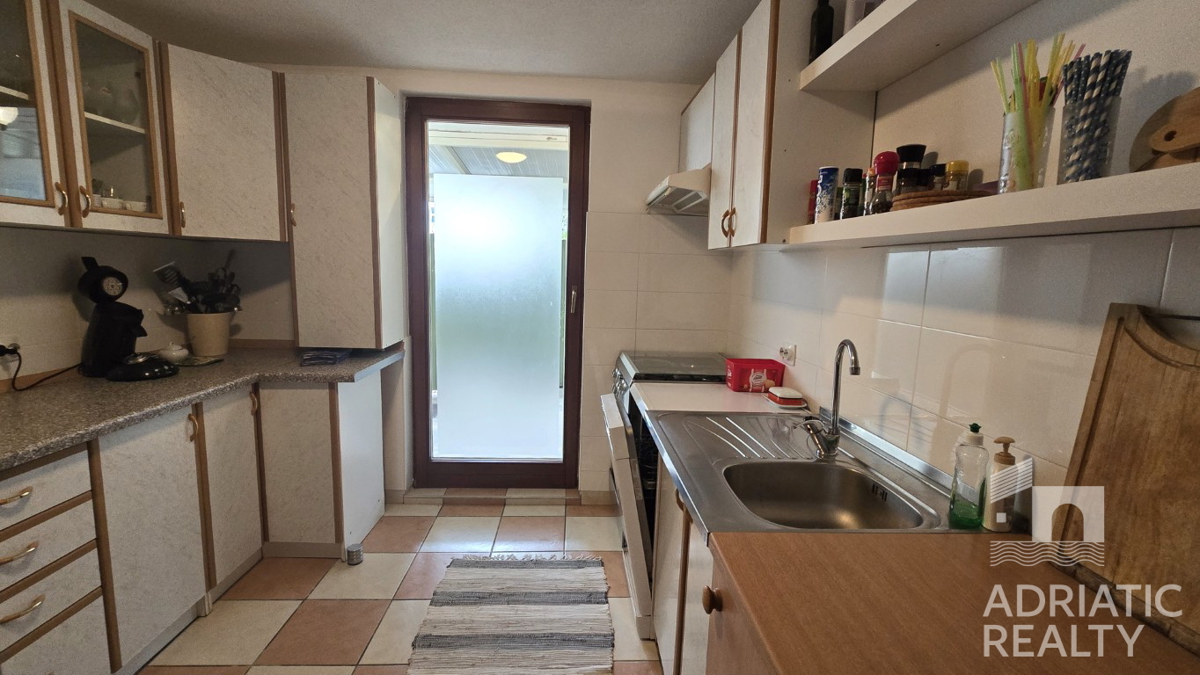 Vodice, dvosobno stanovanje z dvema terasama, 10 minut hoje do plaže