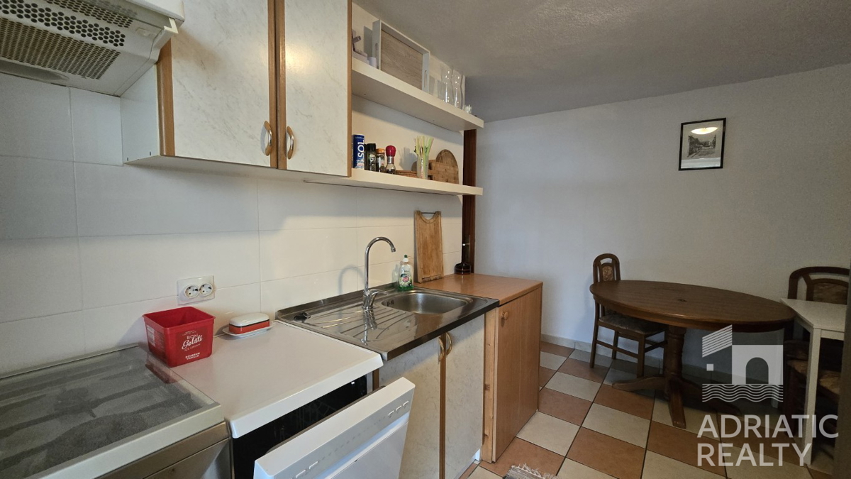 Vodice, dvosobno stanovanje z dvema terasama, 10 minut hoje do plaže