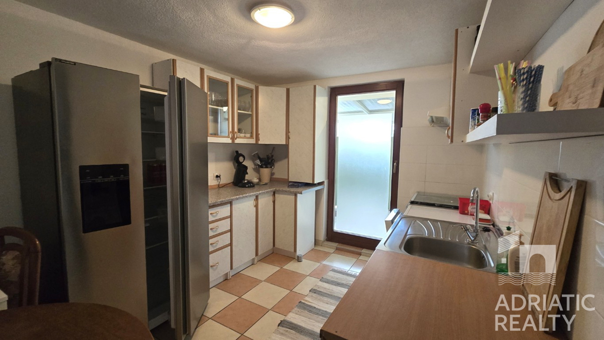 Vodice, dvosobno stanovanje z dvema terasama, 10 minut hoje do plaže