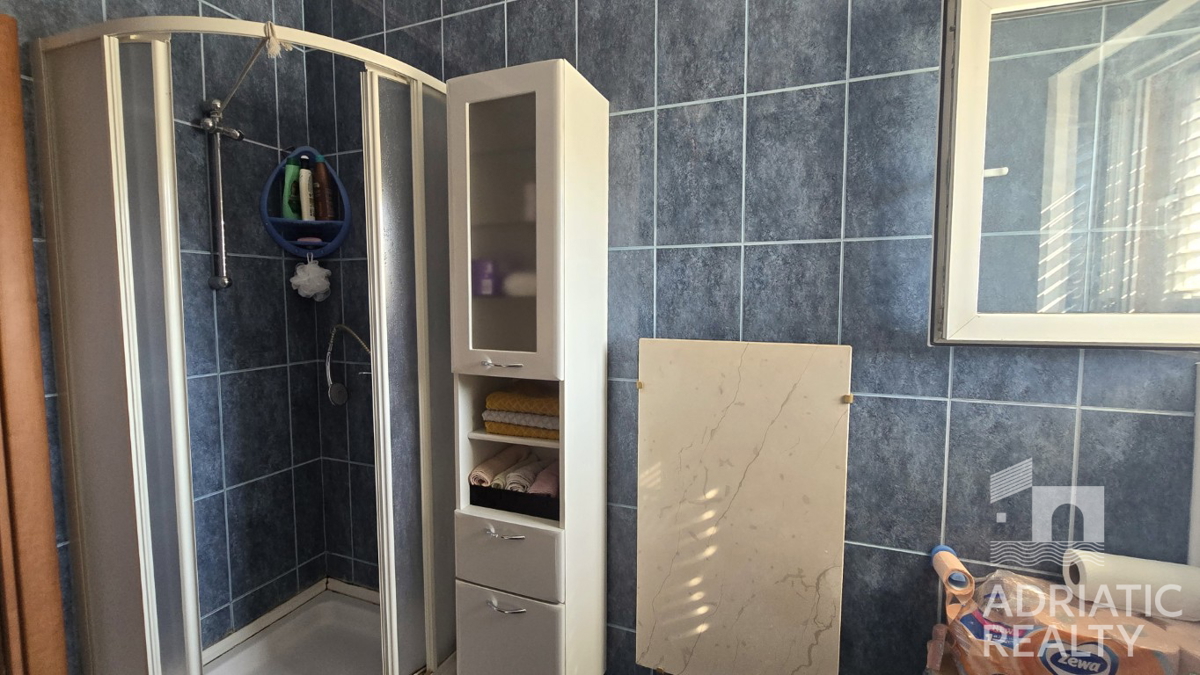Vodice, Srima, opremljeno enosobno stanovanje z veliko teraso