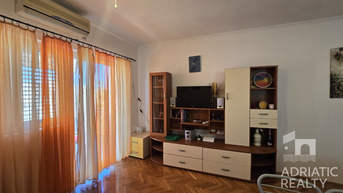 Vodice, Srima, opremljeno enosobno stanovanje z veliko teraso