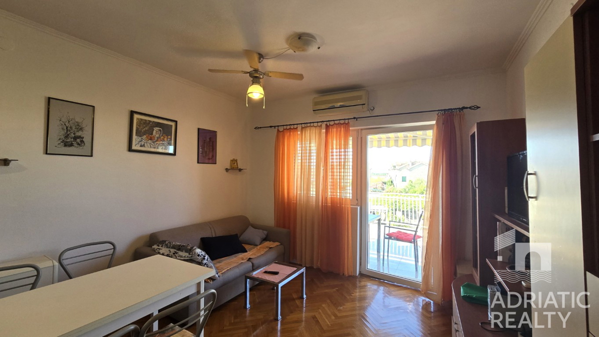 Vodice, Srima, opremljeno enosobno stanovanje z veliko teraso