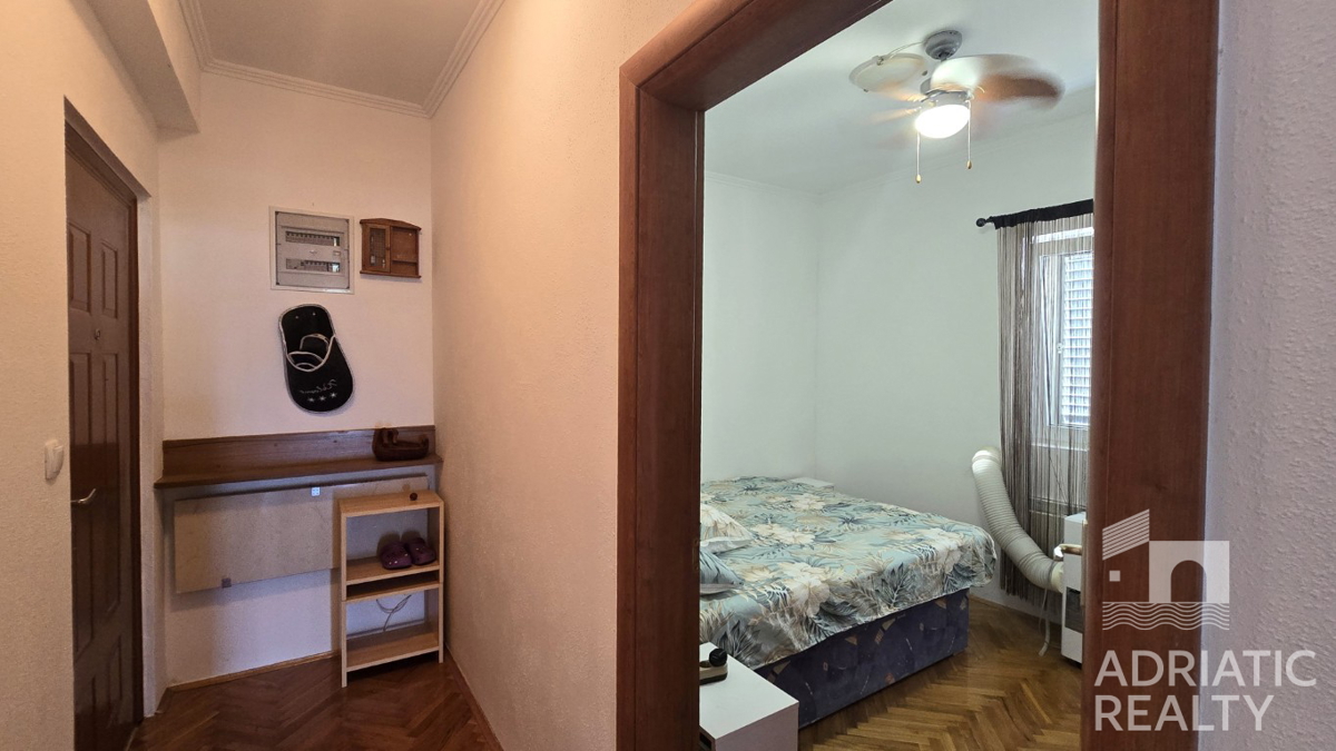 Vodice, Srima, opremljeno enosobno stanovanje z veliko teraso