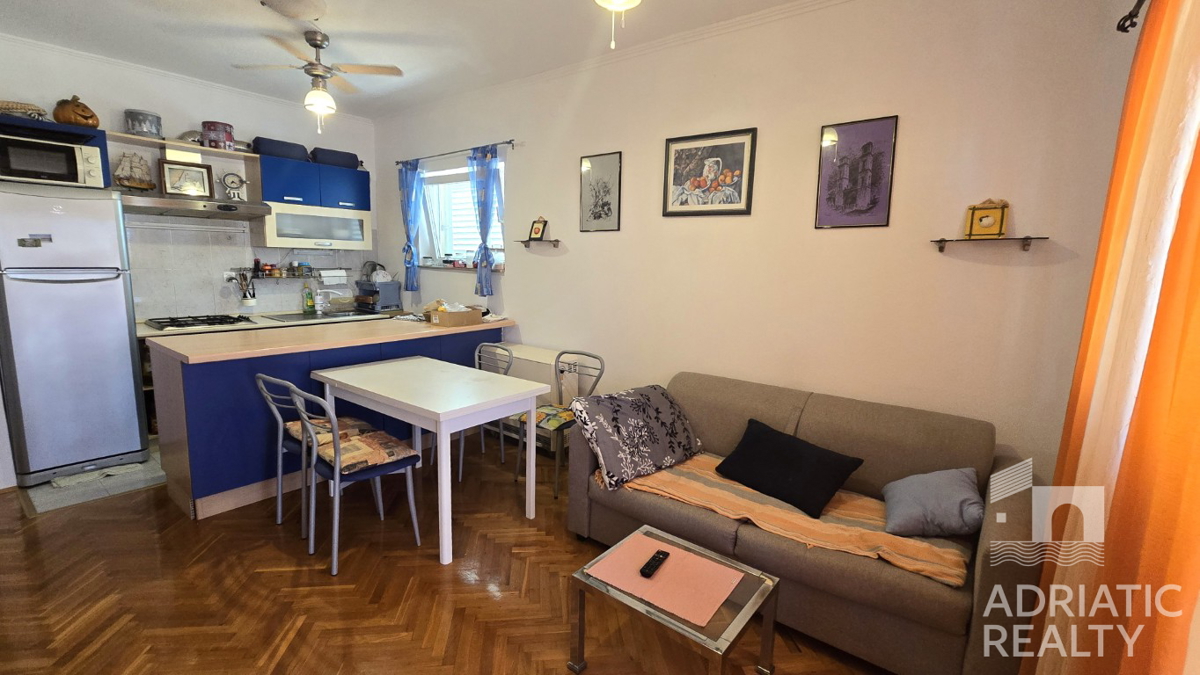 Vodice, Srima, opremljeno enosobno stanovanje z veliko teraso