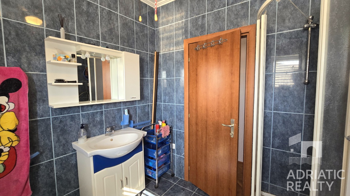 Vodice, Srima, opremljeno enosobno stanovanje z veliko teraso