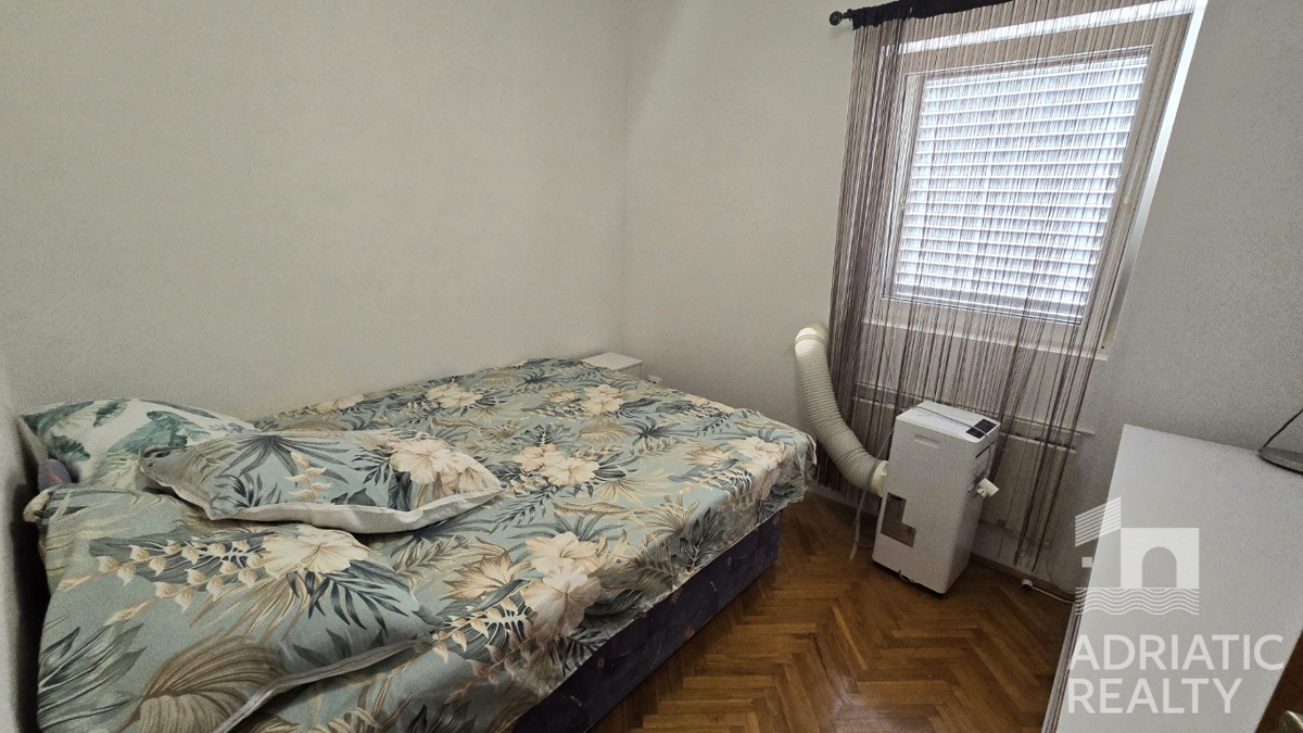 Vodice, Srima, opremljeno enosobno stanovanje z veliko teraso
