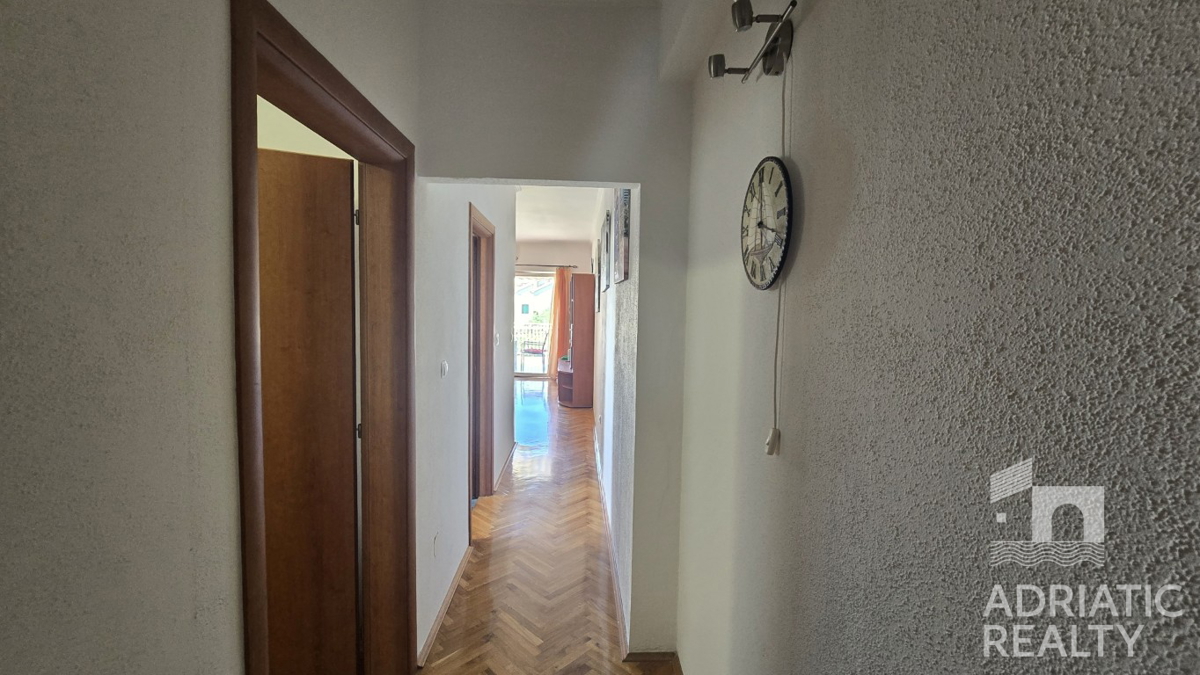 Vodice, Srima, opremljeno enosobno stanovanje z veliko teraso