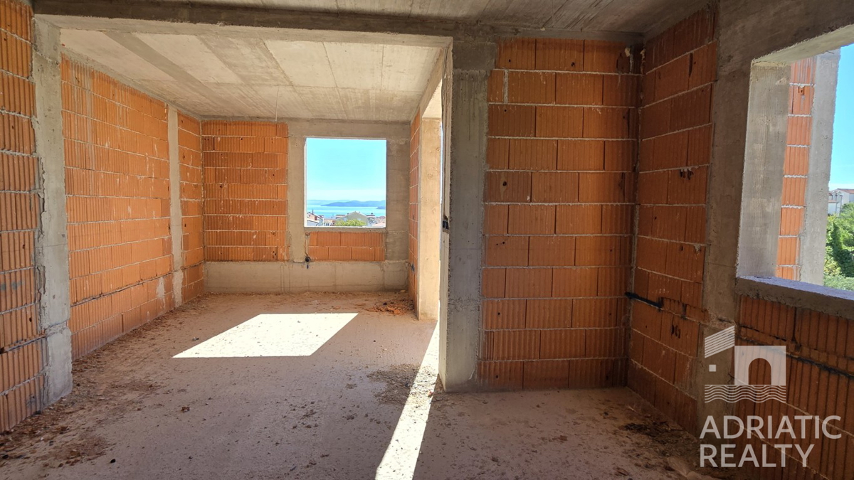 Vodice, trisobno stanovanje s shrambnim prostorom in parkirnim mestom