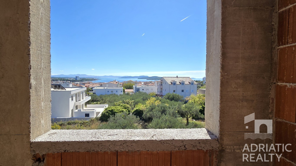 Vodice, trisobno stanovanje s shrambnim prostorom in parkirnim mestom