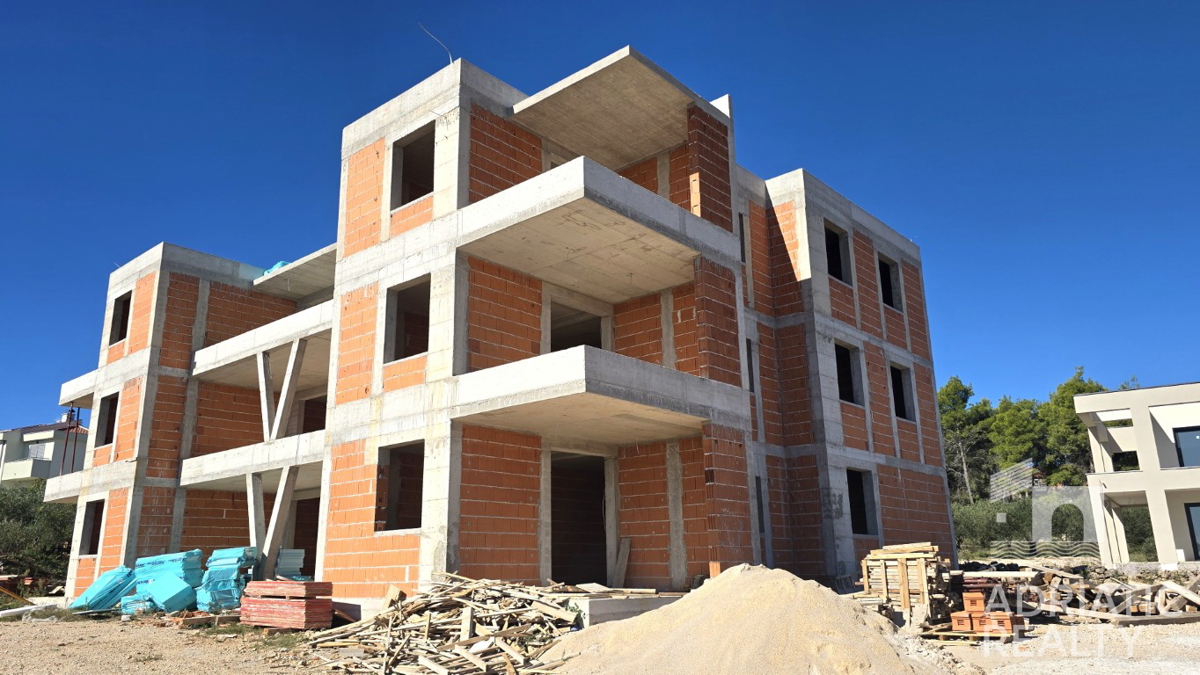 Vodice, trisobno stanovanje s shrambnim prostorom in parkirnim mestom