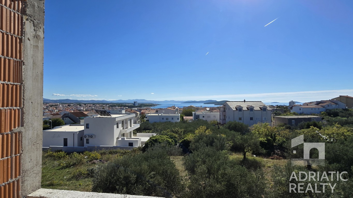 Vodice, trisobno stanovanje s shrambnim prostorom in parkirnim mestom