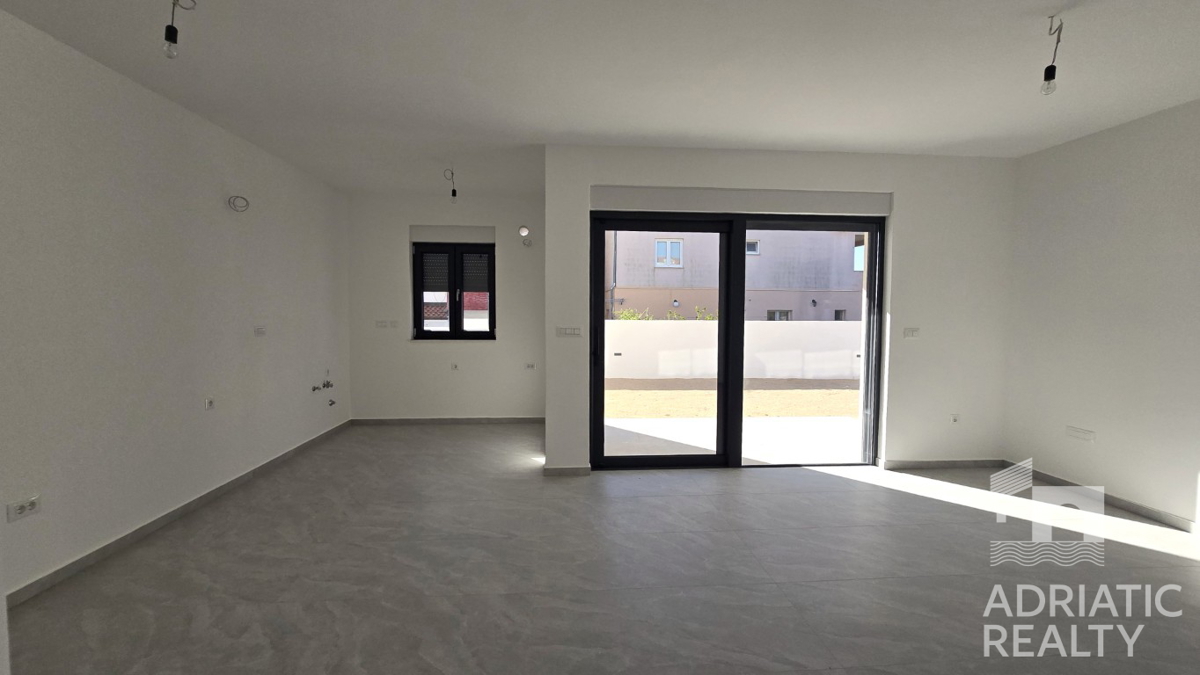 Vodice, novogradnja, dvonadstropno stanovanje z dvema spalnicama in balkon