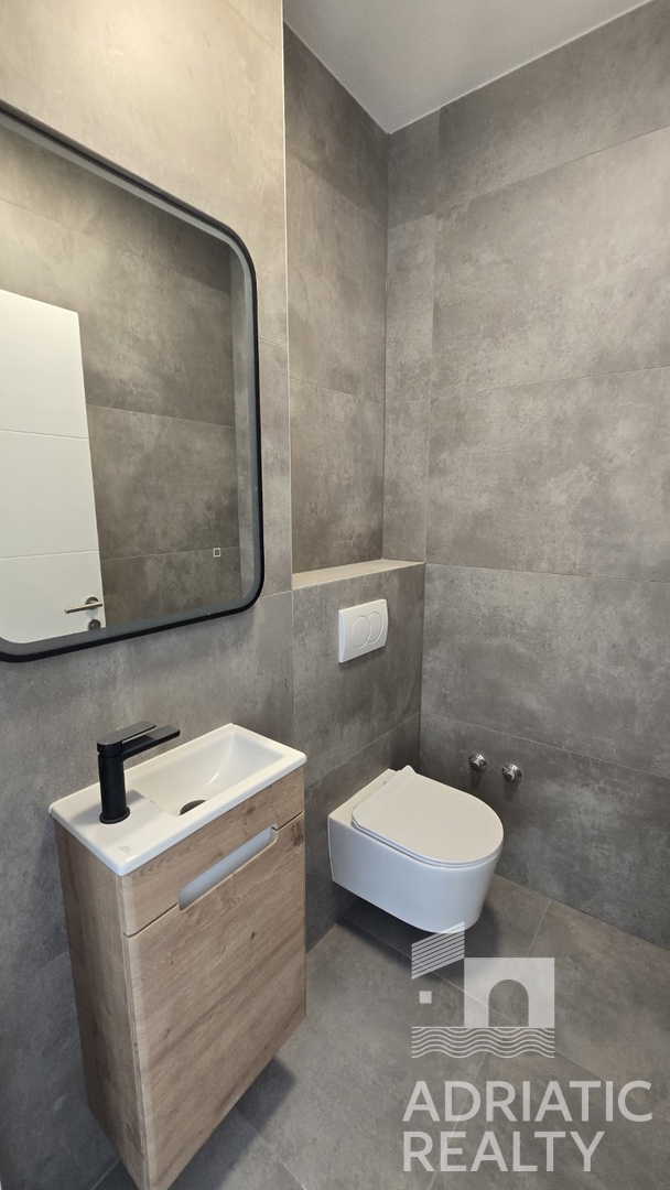 Vodice, novogradnja, dvonadstropno stanovanje z dvema spalnicama in balkon