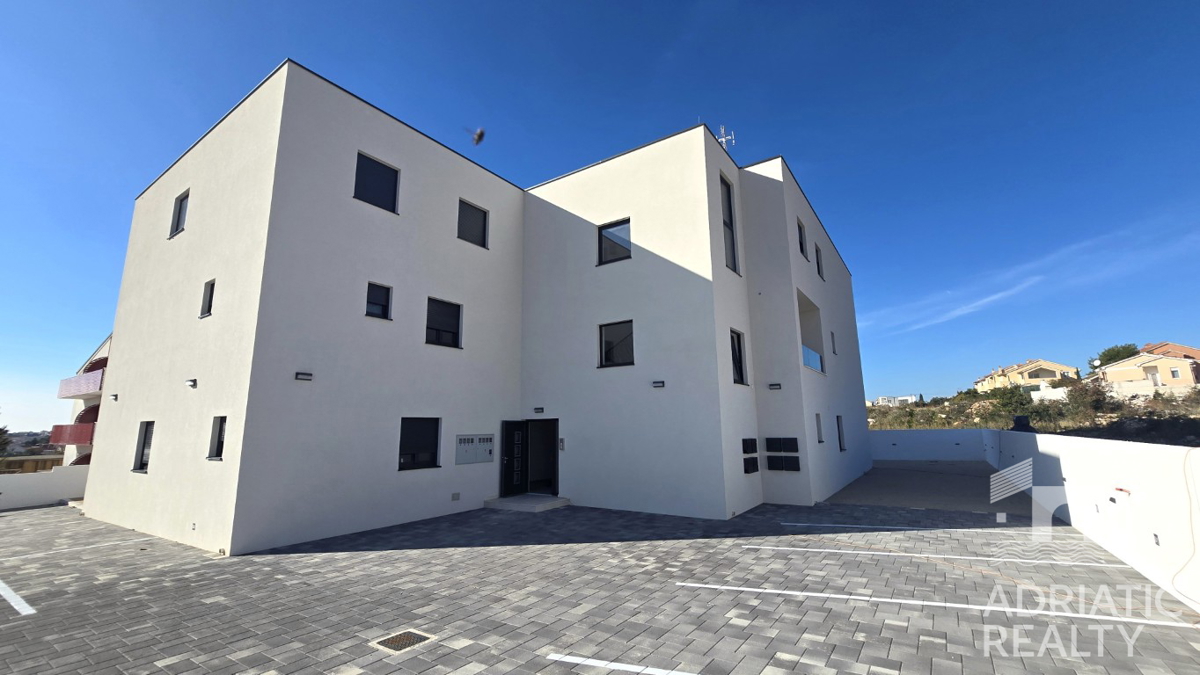 Vodice, novogradnja, dvonadstropno stanovanje z dvema spalnicama in balkon