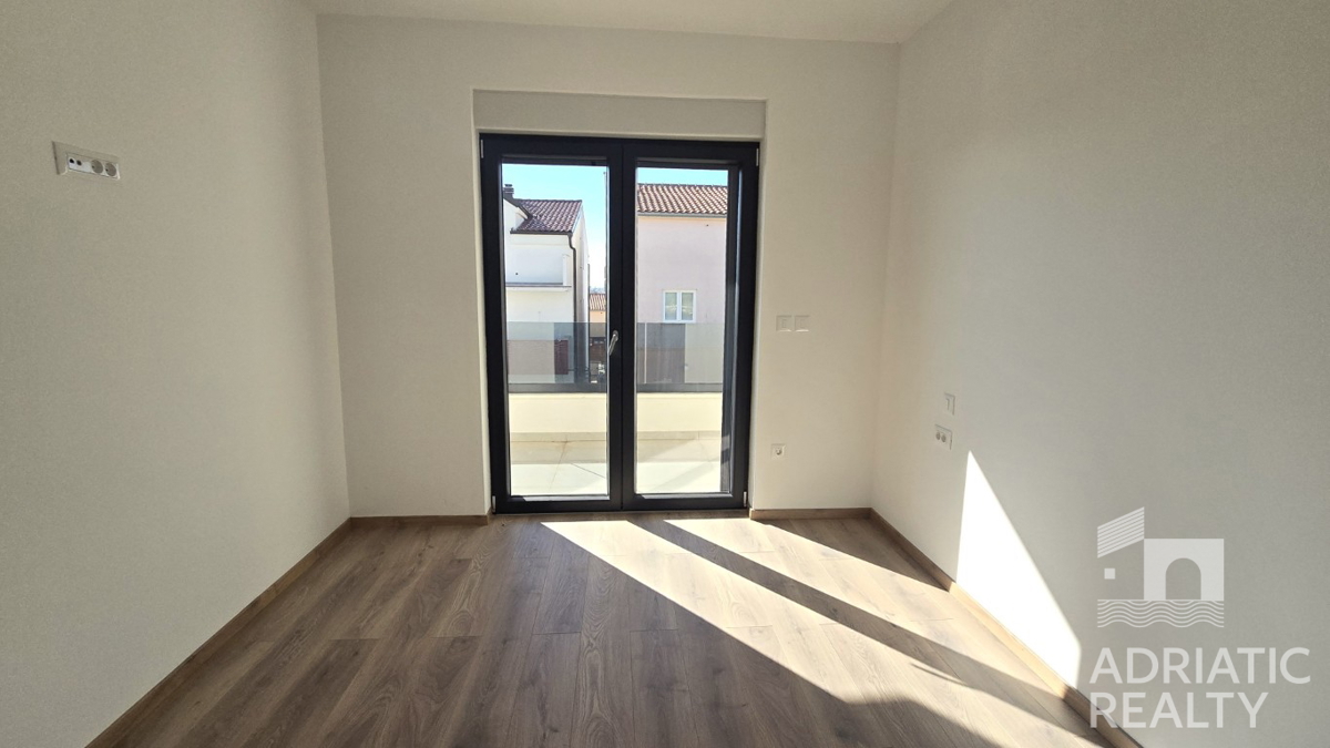 Vodice, novogradnja, dvonadstropno stanovanje z dvema spalnicama in balkon