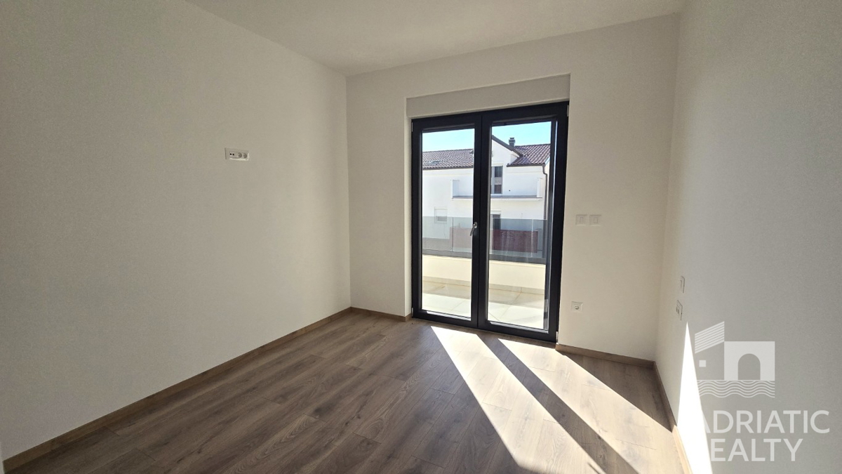 Vodice, novogradnja, dvonadstropno stanovanje z dvema spalnicama in balkon