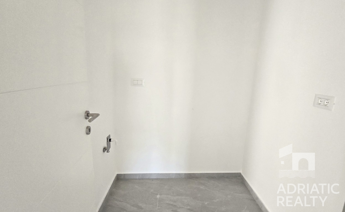 Vodice, novogradnja, dvonadstropno stanovanje z dvema spalnicama in balkon