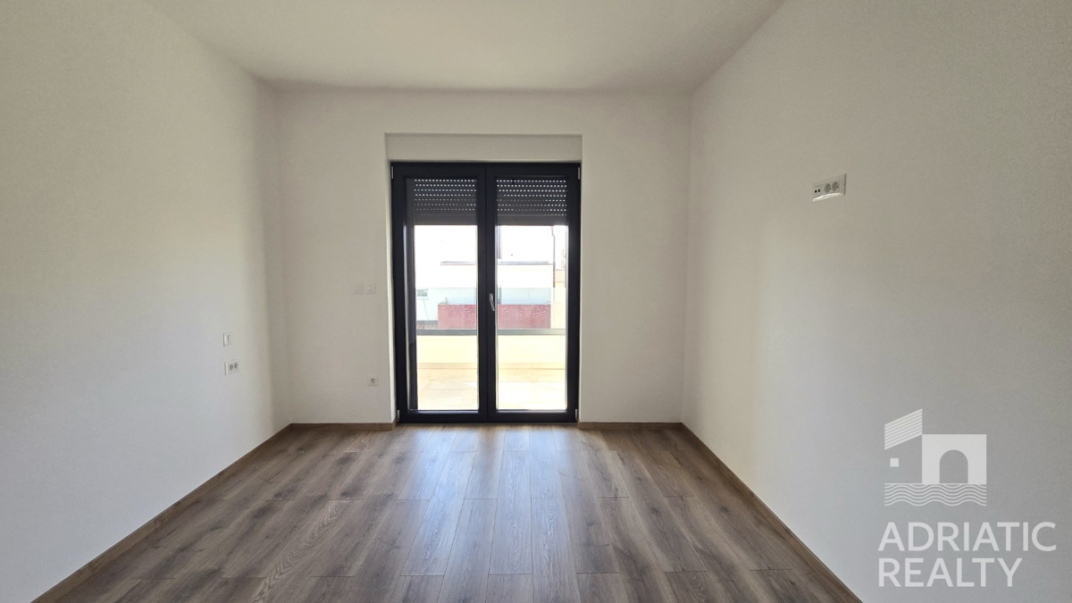 Vodice, novogradnja, dvonadstropno stanovanje z dvema spalnicama in balkon