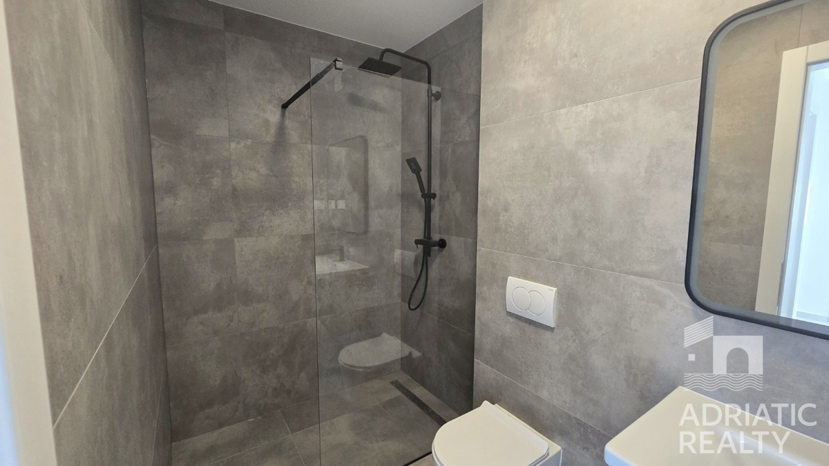 Vodice, novogradnja, dvonadstropno stanovanje z dvema spalnicama in balkon