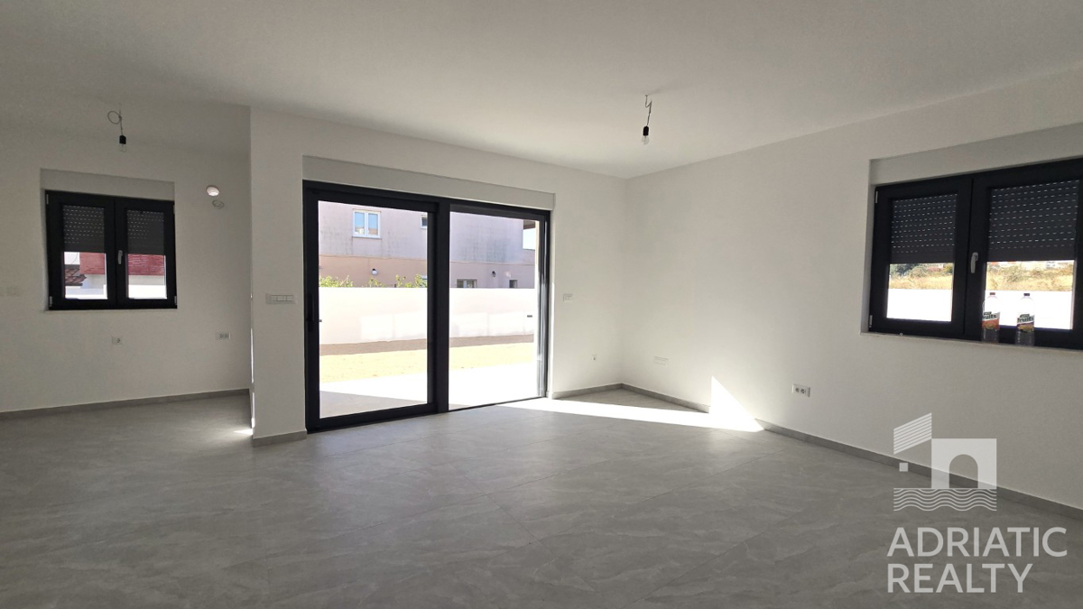 Vodice, novogradnja, dvonadstropno stanovanje z dvema spalnicama in balkon