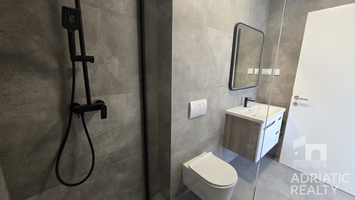 Vodice, novogradnja, dvonadstropno stanovanje z dvema spalnicama in balkon