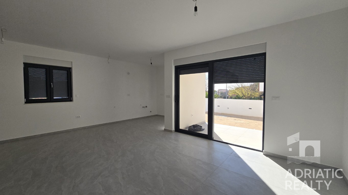 Vodice, dvonadstropno stanovanje z vrtom in 2 parkirnima mestoma