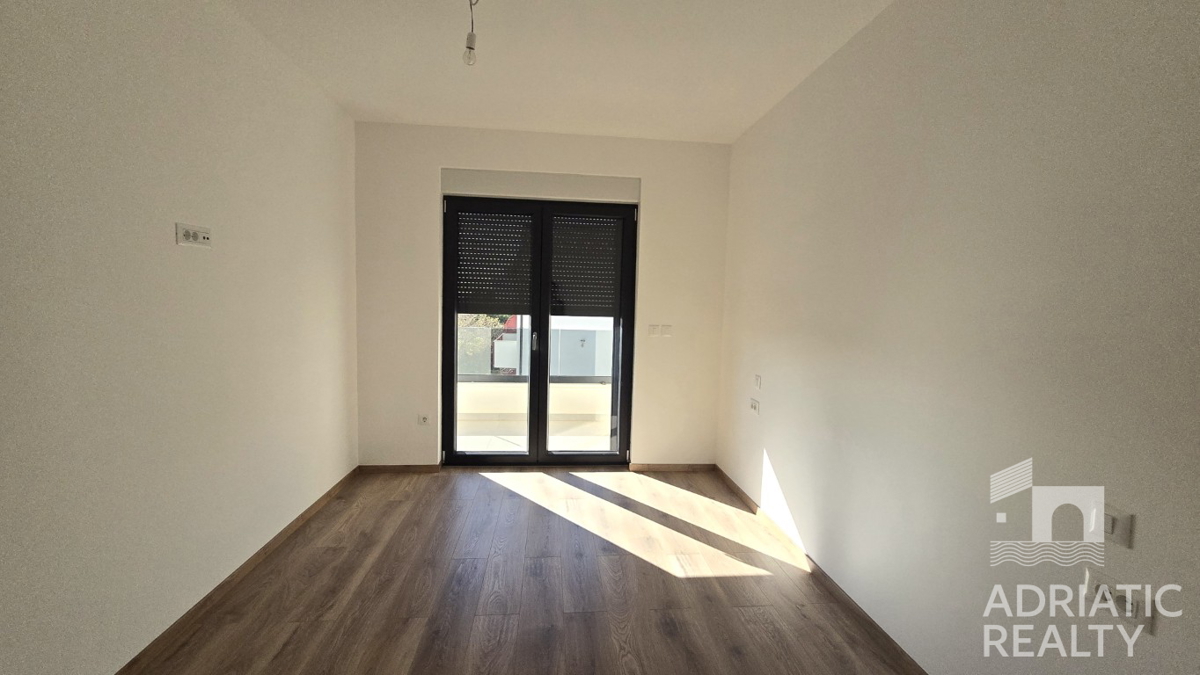 Vodice, dvonadstropno stanovanje z vrtom in 2 parkirnima mestoma