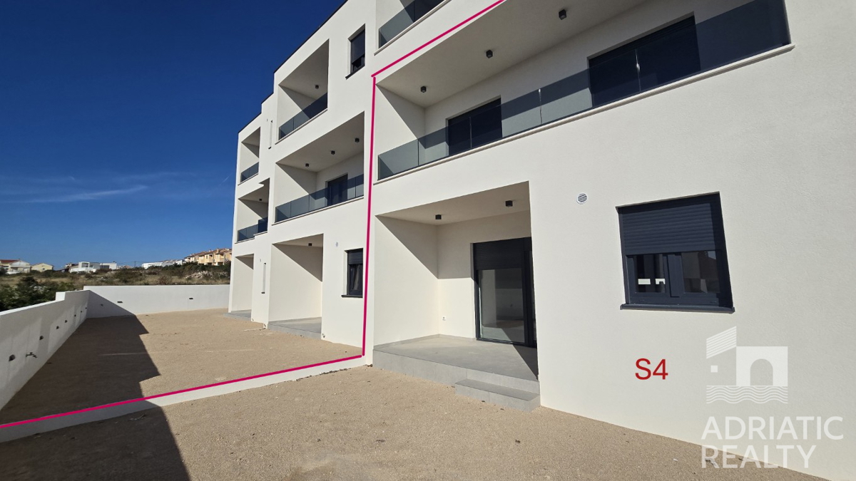 Vodice, dvonadstropno stanovanje z vrtom in 2 parkirnima mestoma