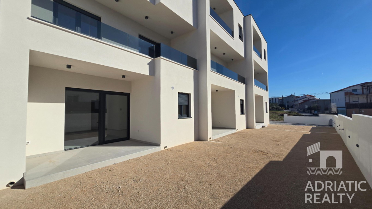 Vodice, dvonadstropno stanovanje z vrtom in 2 parkirnima mestoma