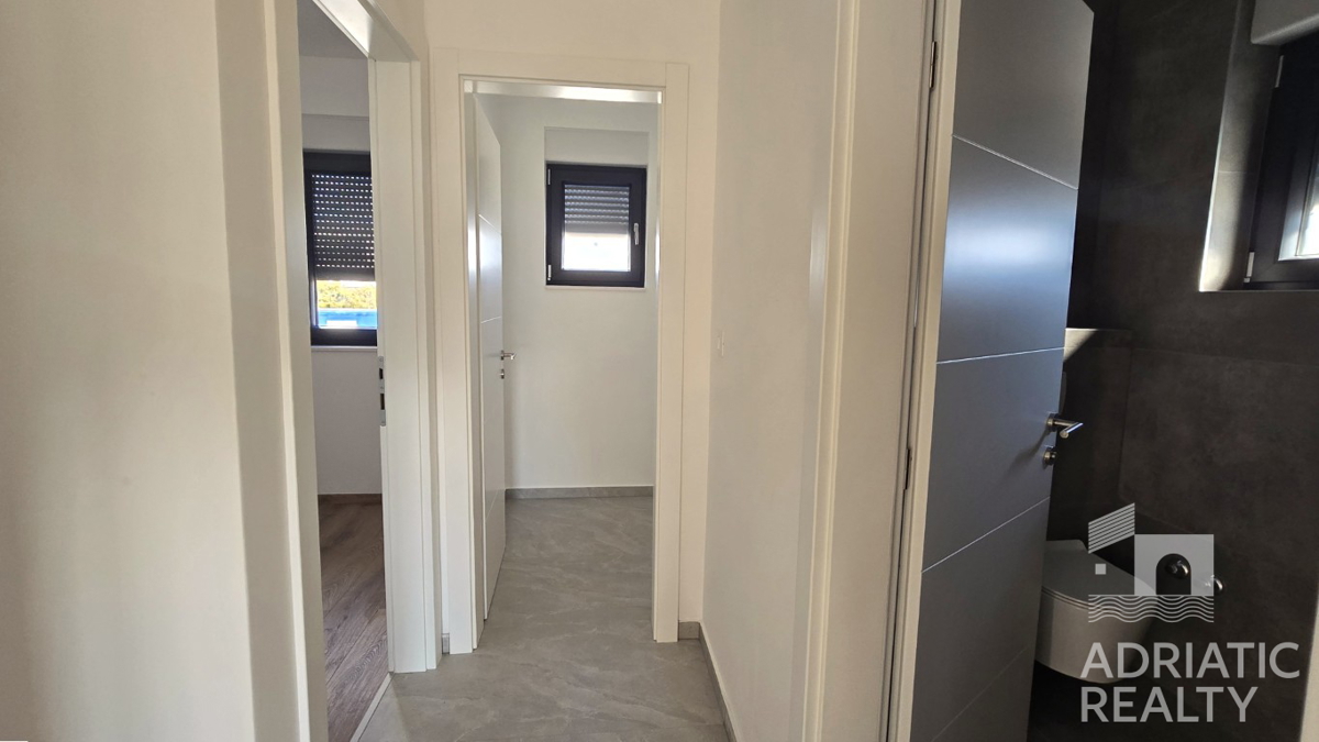 Vodice, dvonadstropno stanovanje z vrtom in 2 parkirnima mestoma