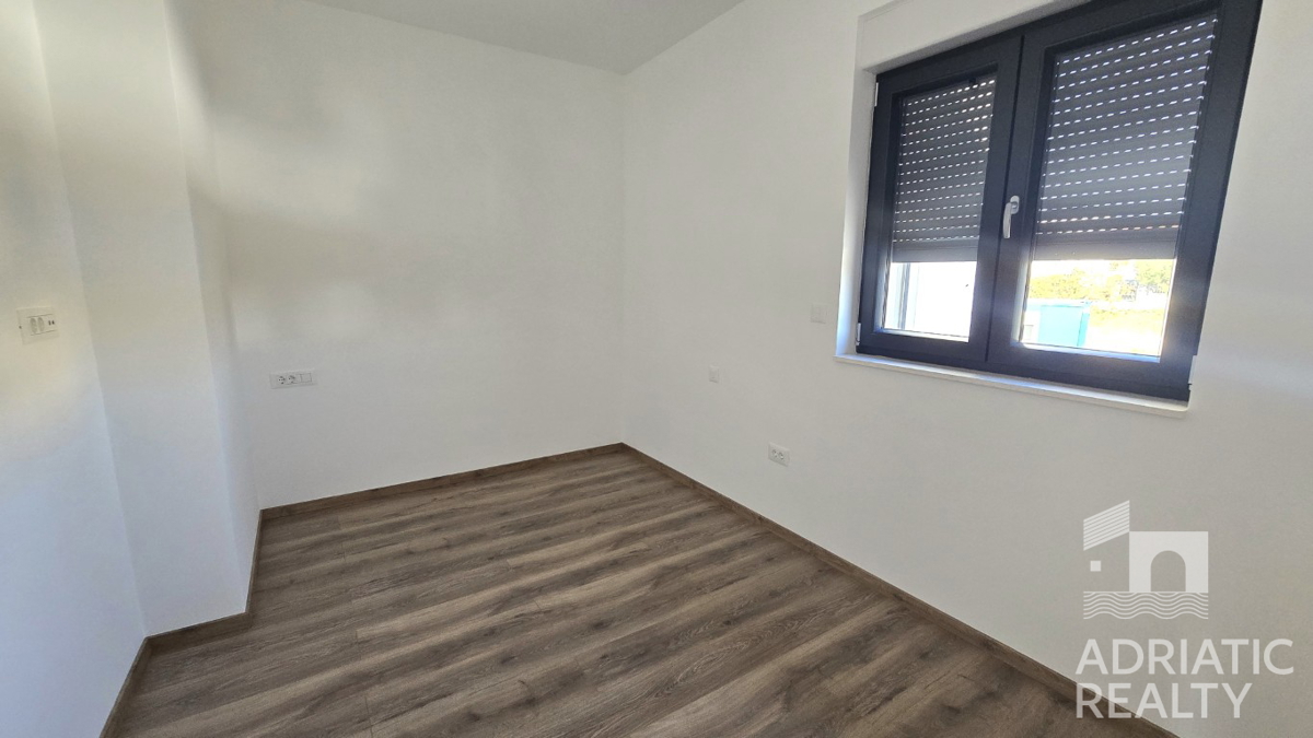 Vodice, dvonadstropno stanovanje z vrtom in 2 parkirnima mestoma