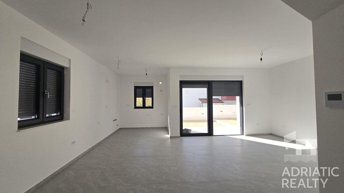 Vodice, dvonadstropno stanovanje z vrtom in 2 parkirnima mestoma