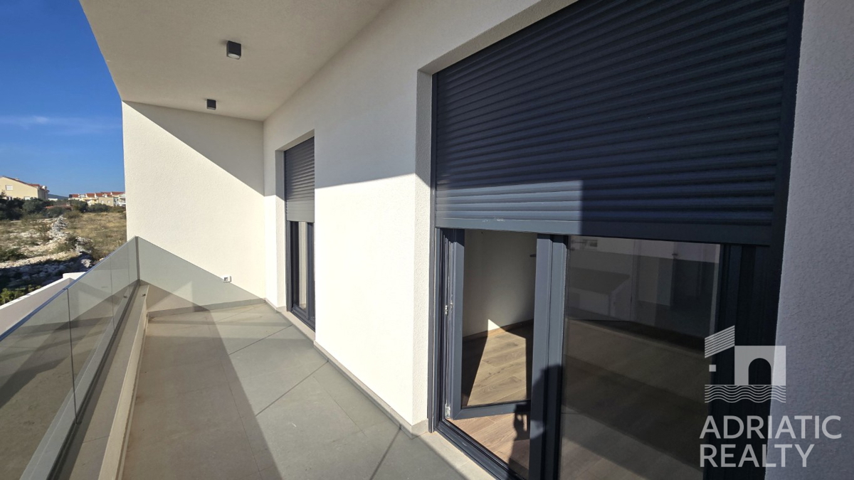 Vodice, dvonadstropno stanovanje z vrtom in 2 parkirnima mestoma