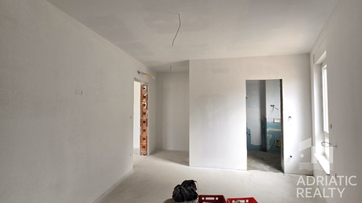 Tribunj, prostorno stanovanje z vrtom in teraso v sodobni novogradnji