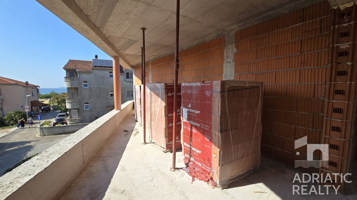 Vodice, prostoren dvosobni stan v novogradnji - 2 minuti od plaže