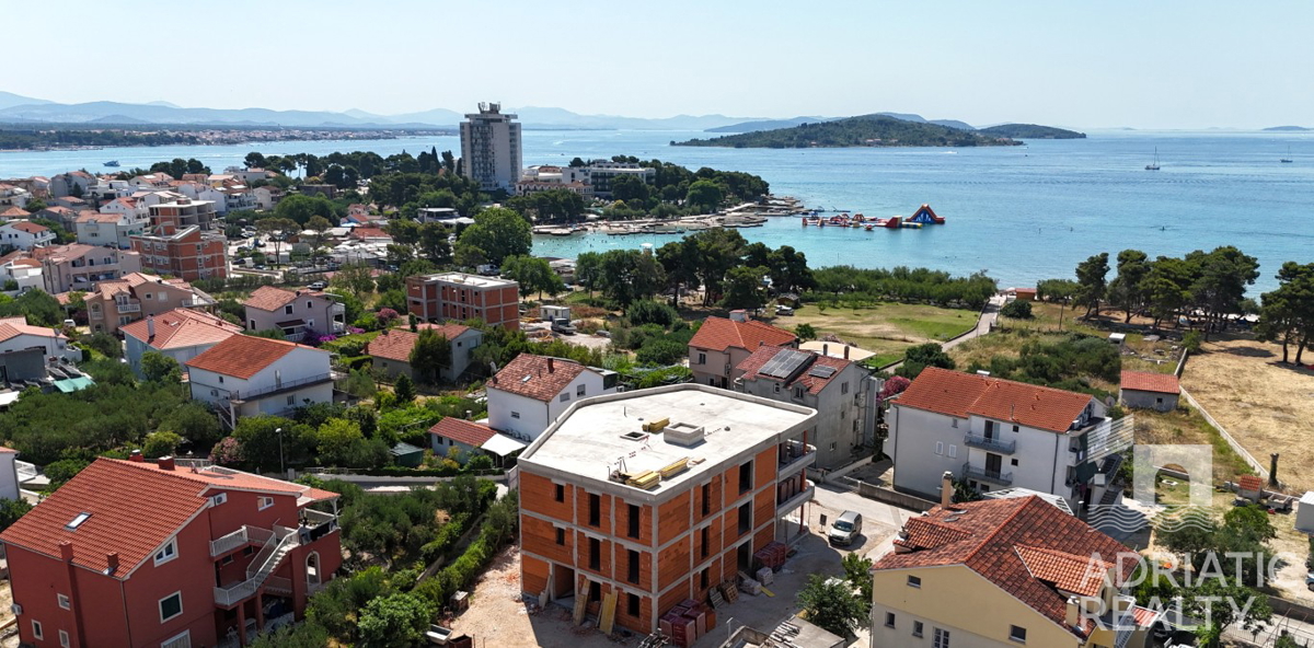 Vodice, prostoren dvosobni stan v novogradnji - 2 minuti od plaže