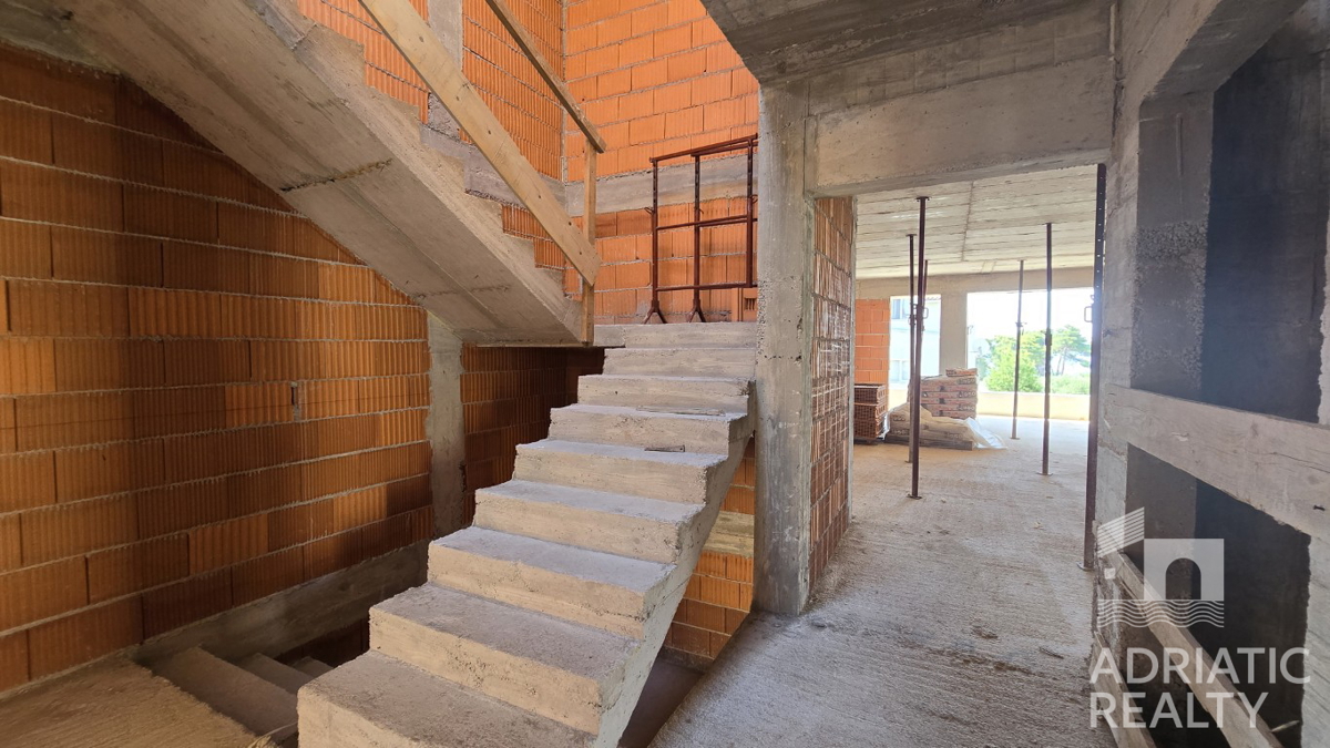 Vodice, prostoren dvosobni stan v novogradnji - 2 minuti od plaže
