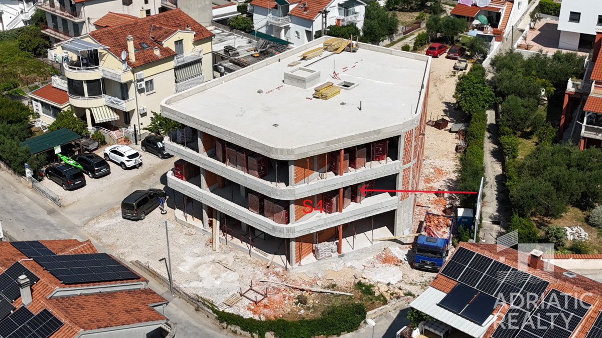 Vodice, prostoren dvosobni stan v novogradnji - 2 minuti od plaže