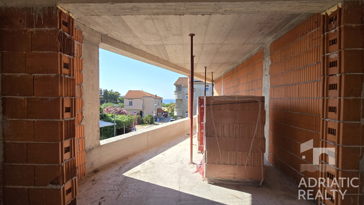 Vodice, prostoren dvosobni stan v novogradnji - 2 minuti od plaže